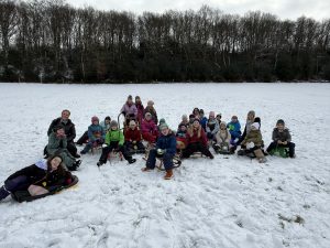 Die Klasse 3a hatte einen tollen Tag und eine Menge Spaß bei bestem Wetter zum Schlittenfahren